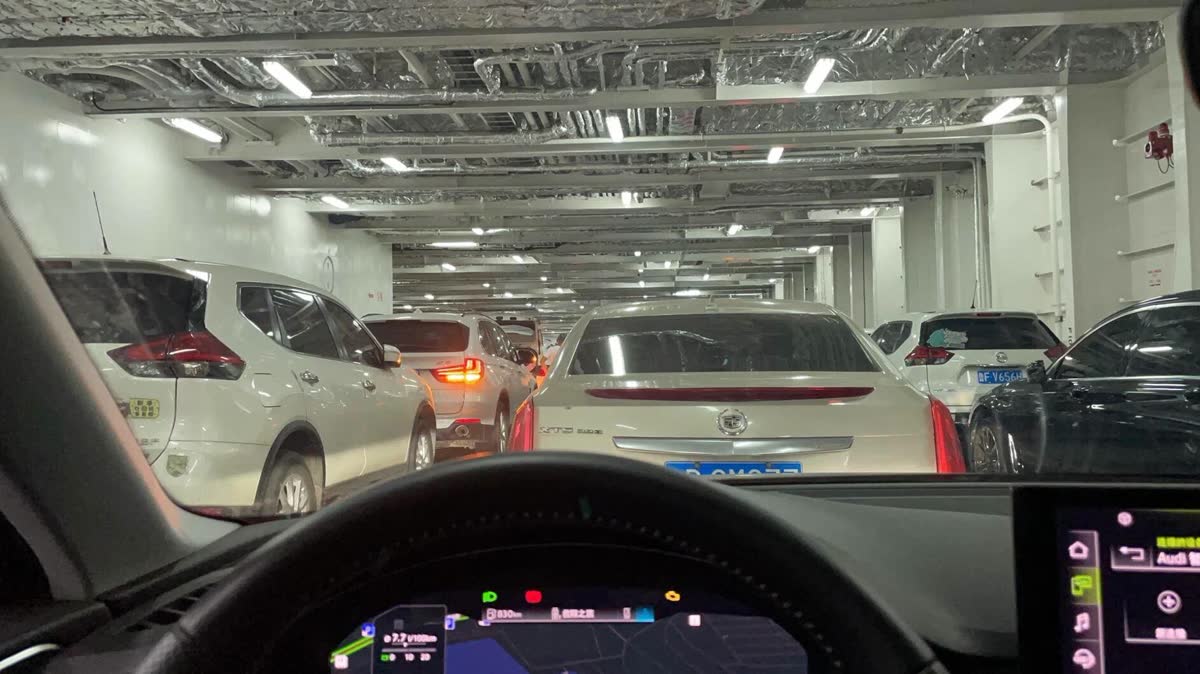 滚装船车辆舱内成排停放的轿车